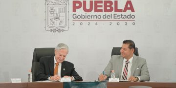 Gobierno estatal y UDLAP firman convenio para otorgar 600 becas completas a docentes