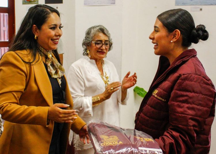 Entrega Tonantzin Fernández uniformes a personal del DIF Municipal