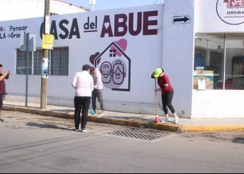 Lupita Fernández encabeza faena comunitaria en Casa del Abue