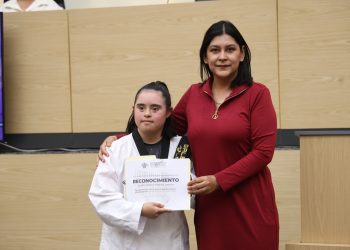 Reconocen a Any Pineda por obtener cinta negra en taekwondo