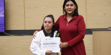 Reconocen a Any Pineda por obtener cinta negra en taekwondo