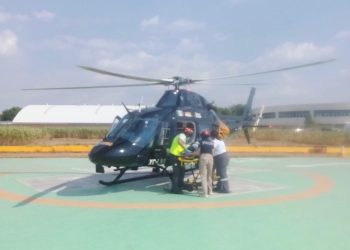 Coordinan traslado aéreo de una mujer con embarazo en Cuetzalan