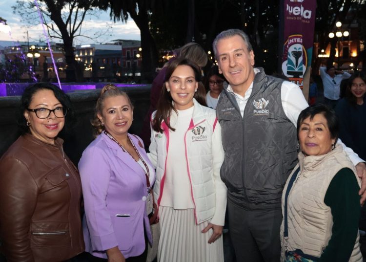 Impulsa Pepe Chedraui Mujeres que Brillan con iluminación violeta de las fuentes de la ciudad