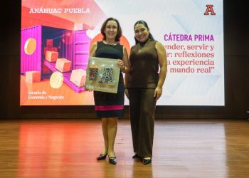 Experta en Comercio Internacional comparte visión en la Anáhuac Puebla