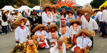 Tonantzin Fernández encabeza peregrinación de danzas hacia la Gran Pirámide