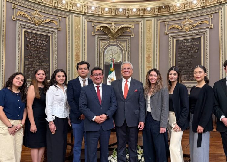 Anáhuac Puebla lleva visión internacional al homenaje a Benito Juárez en el Congreso
