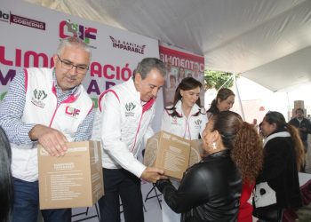 Pepe Chedraui y MariElise Budib recorren la capital entregando apoyos alimentarios