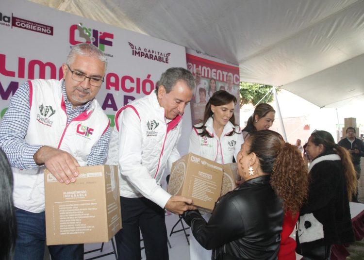 Pepe Chedraui y MariElise Budib recorren la capital entregando apoyos alimentarios