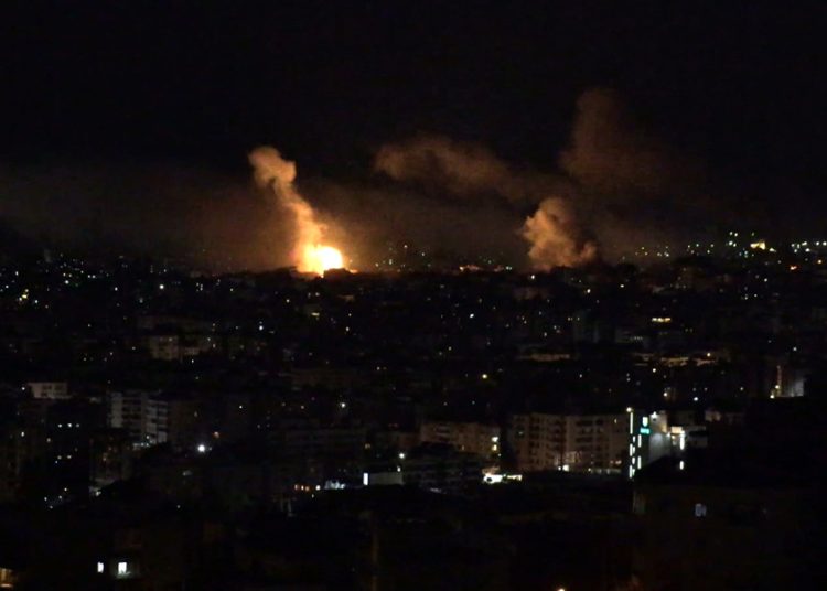 Israel lanza intensa oleada de bombardeos contra los suburbios de Beirut