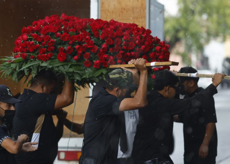 Trasladan cuerpo de El Mencho a cementerio en Guadalajara