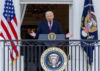 Trump afirma que Irán está “diezmado” y busca acuerdo con EE.UU.