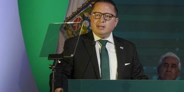 Acuerdan cooperación CCE y gobernador
