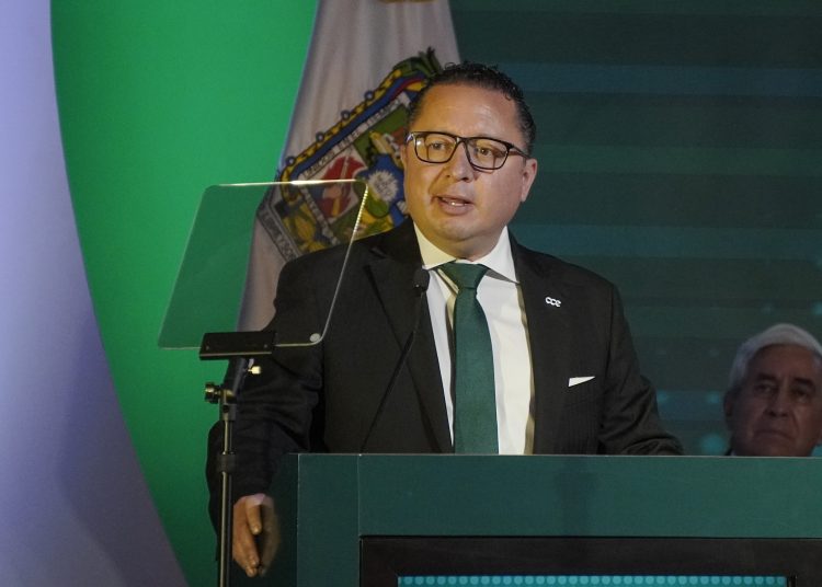 Acuerdan cooperación CCE y gobernador