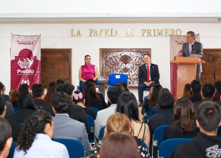 Impulsan talento juvenil con concurso de oratoria