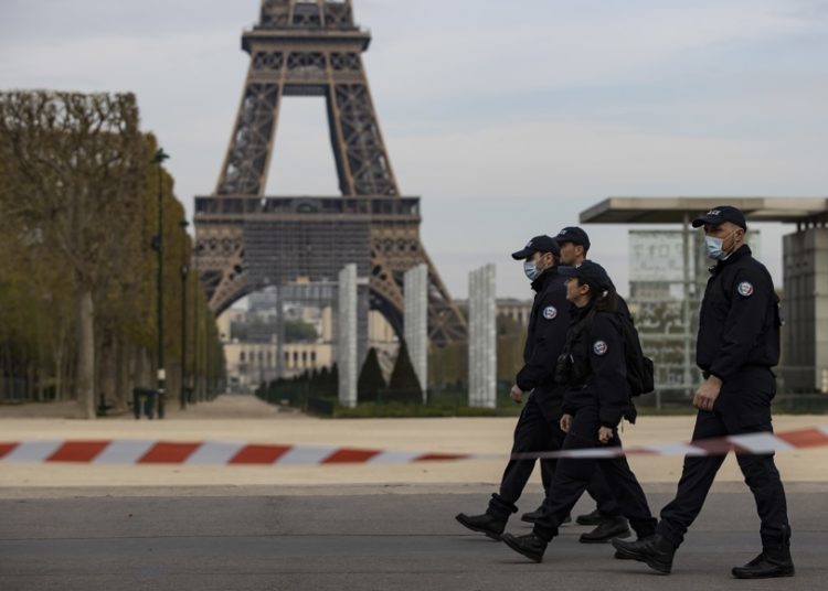 Detienen a hombre que iba a accionar un explosivo para atacar banco americano en París