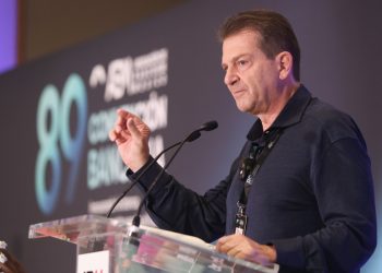 Banqueros: guerra en Irán frenará recortes en México