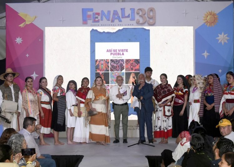 Elías Guerra presenta libro sobre trajes tradicionales de Puebla en la Fenali