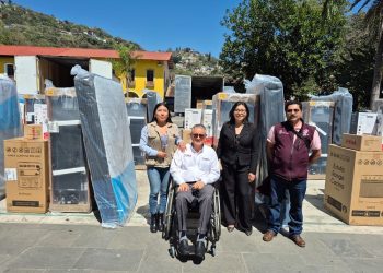 Entregan enseres a familias afectadas por tormenta en Pahuatlán