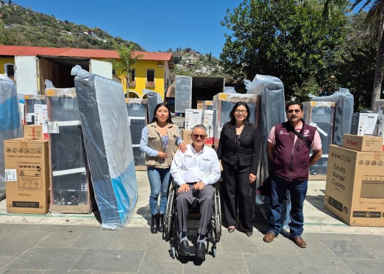 Entregan enseres a familias afectadas por tormenta en Pahuatlán