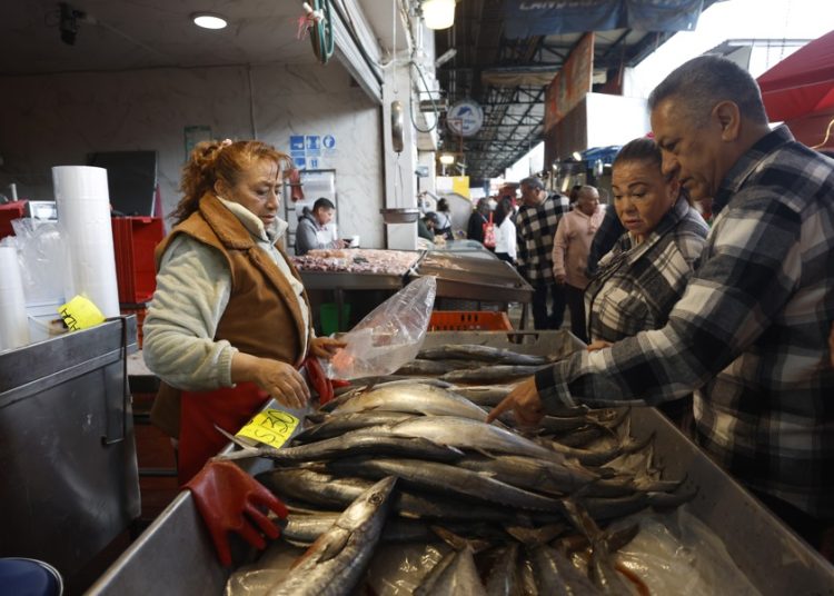 Mexicanos enfrentan inflación comprando en mercados en Semana Santa