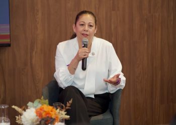 Laura Artemisa llama a romper barreras entre mujeres