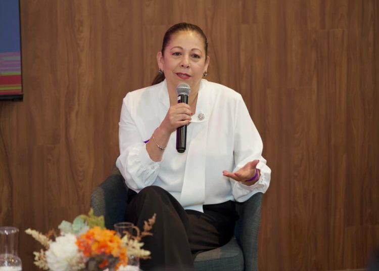 Laura Artemisa llama a romper barreras entre mujeres