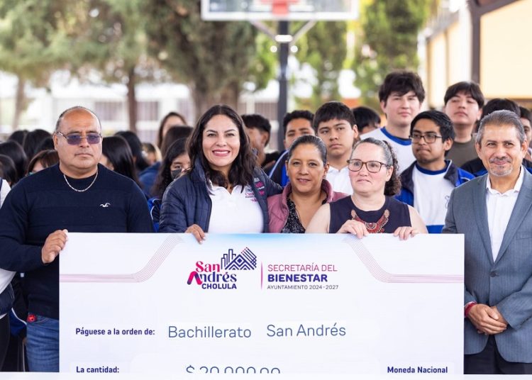 Lupita Cuautle entrega apoyos a escuelas en San Andrés Cholula