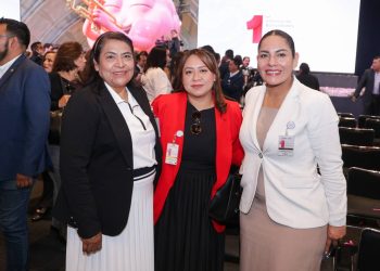 Lupita Cuautle asiste al informe de Ceci Arellano