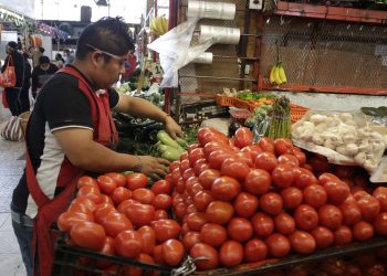 Aumenta canasta alimentaria y presiona líneas de pobreza