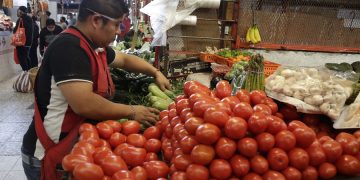 Aumenta canasta alimentaria y presiona líneas de pobreza