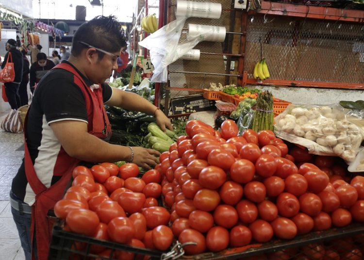 Aumenta canasta alimentaria y presiona líneas de pobreza