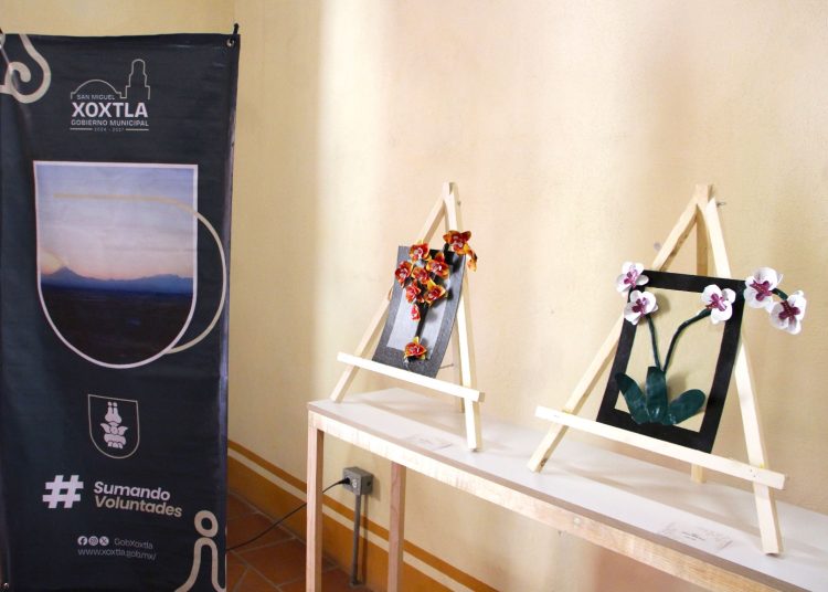 Niñas, niños y jóvenes de Xoxtla exponen obras de cartonería en Centro Histórico