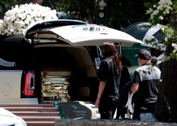 Ataúd dorado, música regional y mucha seguridad, el entierro de ‘El Mencho’
