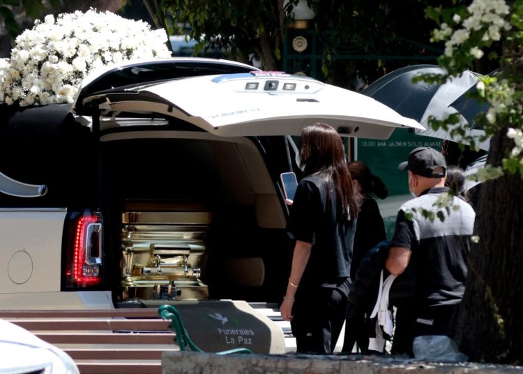 Ataúd dorado, música regional y mucha seguridad, el entierro de ‘El Mencho’