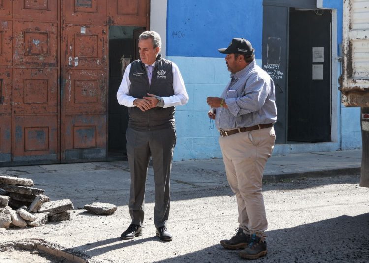 Supervisa Pepe Chedraui trabajos de ‘Bacheando Puebla’ en el Barrio de Analco