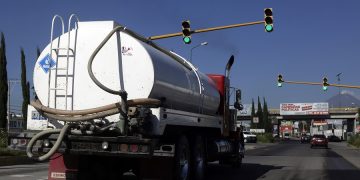 Gobierno adquirirá 100 pipas de agua para abastecer a colonias sin servicio