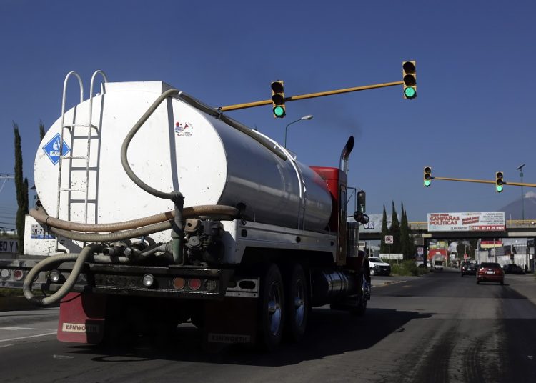 Gobierno adquirirá 100 pipas de agua para abastecer a colonias sin servicio