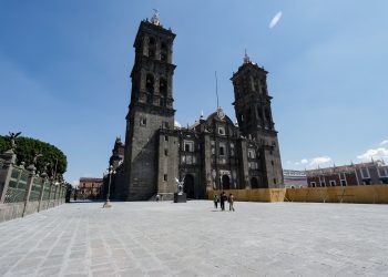 Inician restauración del portón norte de la Catedral de Puebla tras vandalismo