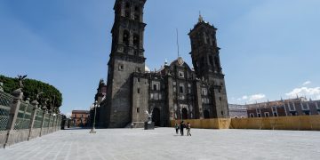 Inician restauración del portón norte de la Catedral de Puebla tras vandalismo
