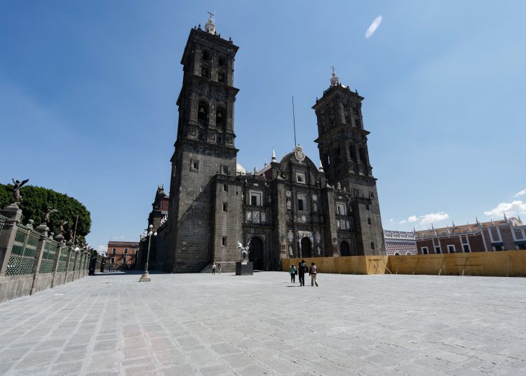 Inician restauración del portón norte de la Catedral de Puebla tras vandalismo