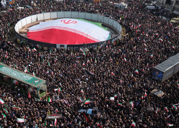 Irán realiza funeral de mandos militares caídos en la guerra contra EE.UU., e Israel