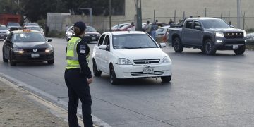 Piden revisar a Tránsito por detenciones a autos con vidrios polarizados