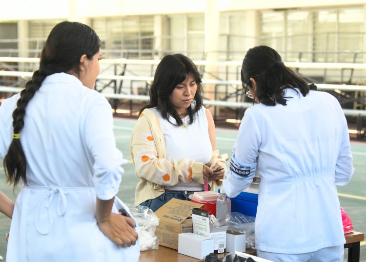 Secretaría de Salud acerca vacunación contra sarampión a universitarios