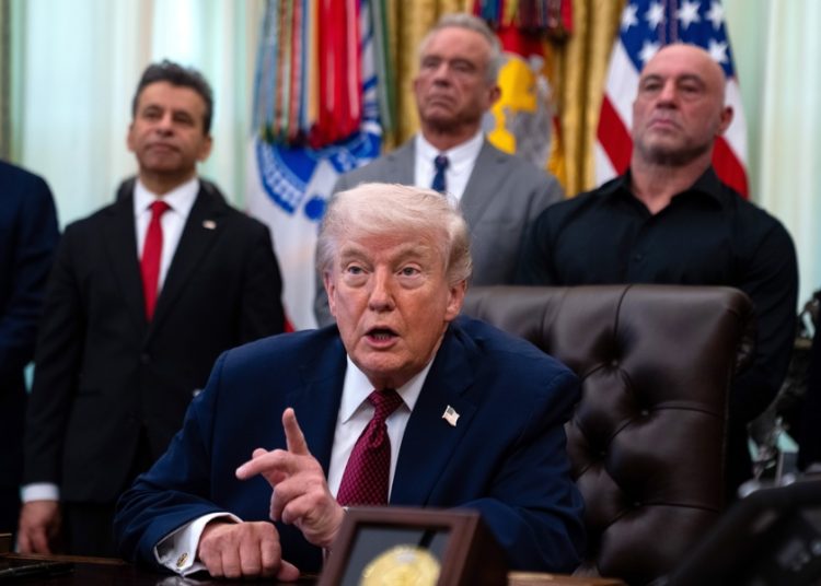 Trump asegura baja de gasolina antes de 2027