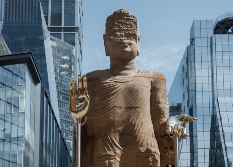 Escultura de Buda gigante llega al High Line de Nueva York