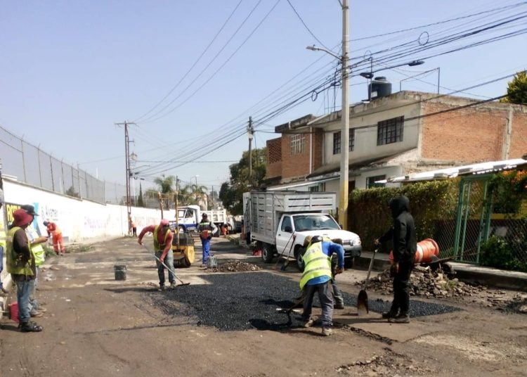 Jez Alcalá refuerza bacheo en San Pablo Xochimehuacan; vecinos y autoridades unen esfuerzos