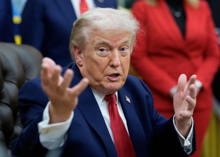 Donald Trump propone subir gasto en defensa y recortar programas sociales