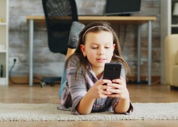 Analizan regular uso de celulares en menores de edad