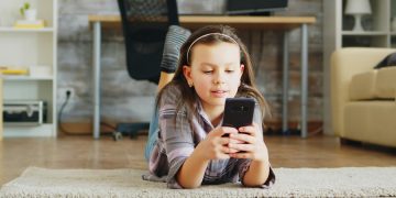 Analizan regular uso de celulares en menores de edad