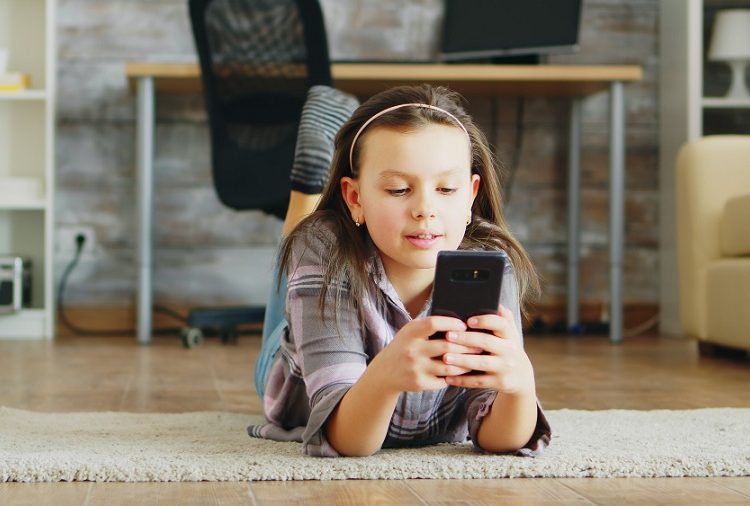 Analizan regular uso de celulares en menores de edad